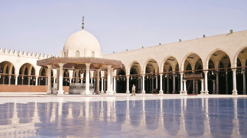 صحن المسجد يبدو فسيحاً مع وجود المِيضأة في المنتصف.  أرشيفية