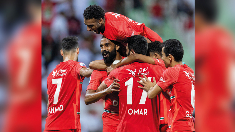 سالمين خميس مع زملائه في شباب الأهلي في مباراة سابقة.    تصوير: أسامة أبوغانم