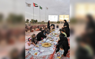 الصورة: إفطار «القيم الإماراتية» يجمع مسلمين جدداً بمواطنين ومقيمين من مختلف الجنسيات على مائدة واحدة
