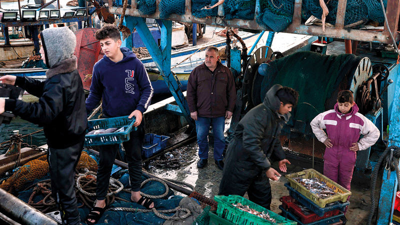 أنواع السمك التي يتم صيدها محدودة بسبب عدم تمكن الصيادين من الابتعاد عن الشاطئ في عمق البحر.   أ.ف.ب