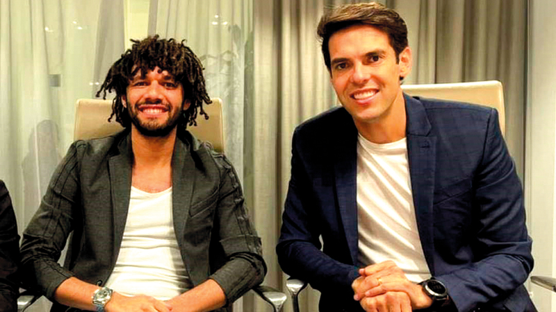 كاكا والنني خلال مشاركتهما في المجلس الرمضاني بالشارقة.   من المصدر