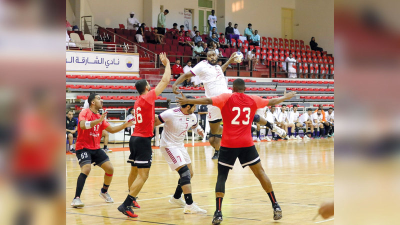 من لقاء سابق جمع شباب الأهلي والشارقة في ختام تمهيدي دوري اليد.   من المصدر