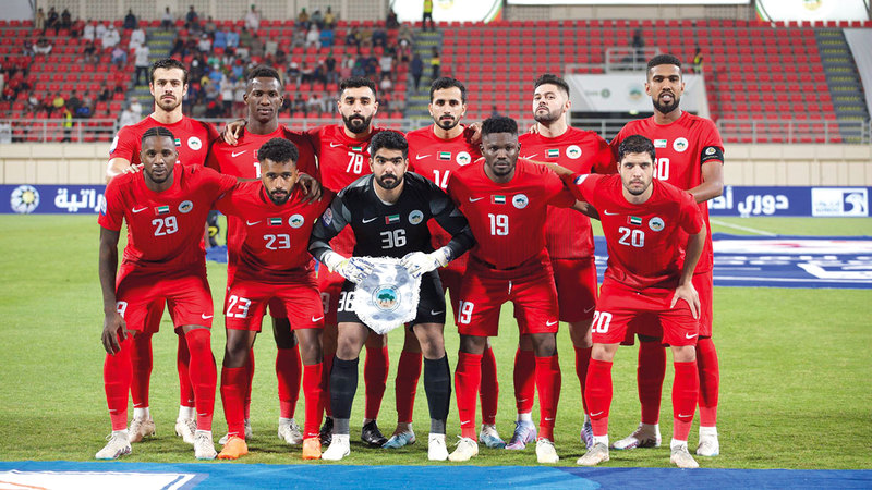 حارس المرمى زايد الحمادي يتوسط فريق البطائح.   الإمارات اليوم