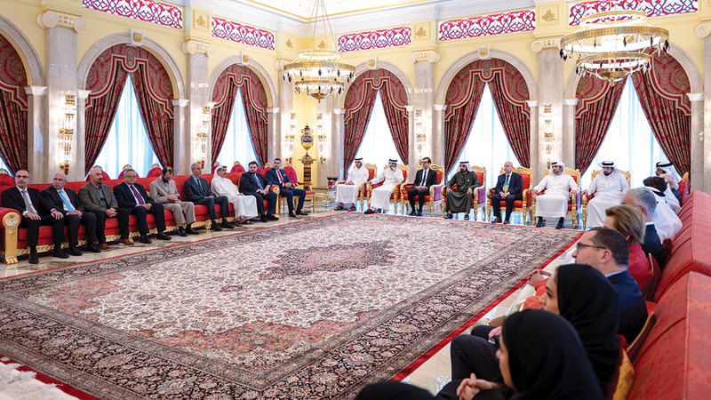 محمد بن راشد خلال لقائه رؤساء وأعضاء اللجان التابعة لمبادرة «نوابغ العرب».  وام