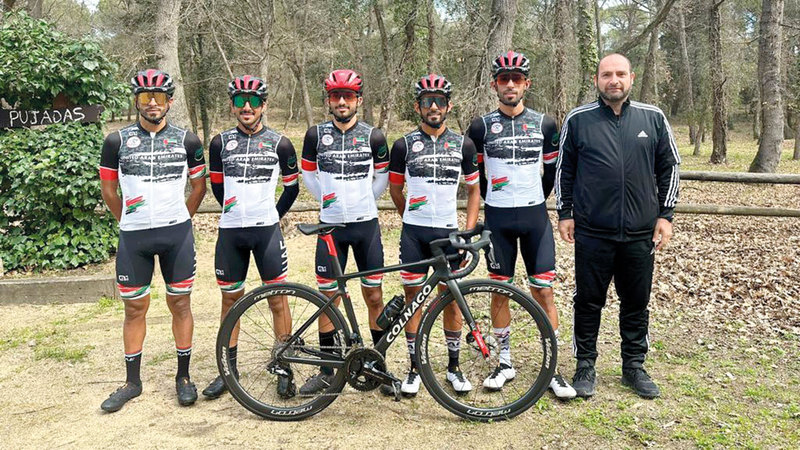 المنتخب الوطني للدراجات خلال معسكره في إسبانيا.  من المصدر