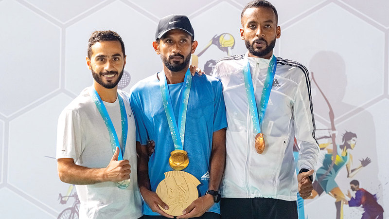 من تتويج الفائزين في سباق الجري.   من المصدر