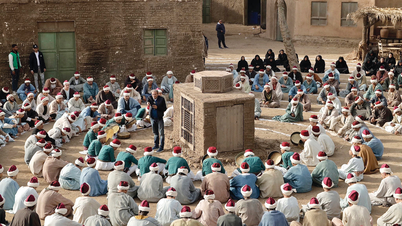 خالد يوسف أشرك عدداً كبيراً من المشاهير في «سره الباتع». أرشيفية