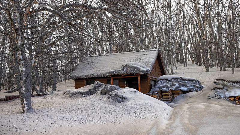 الرماد البركاني يغطي الأرض والشوارع في قرية كليوتشي. أ.ب
