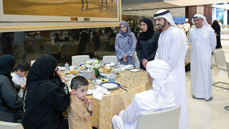 حمدان بن محمد خلال مشاركته في مأدبة إفطار لمجموعة من أطفال التوحد وأسرهم.  وام