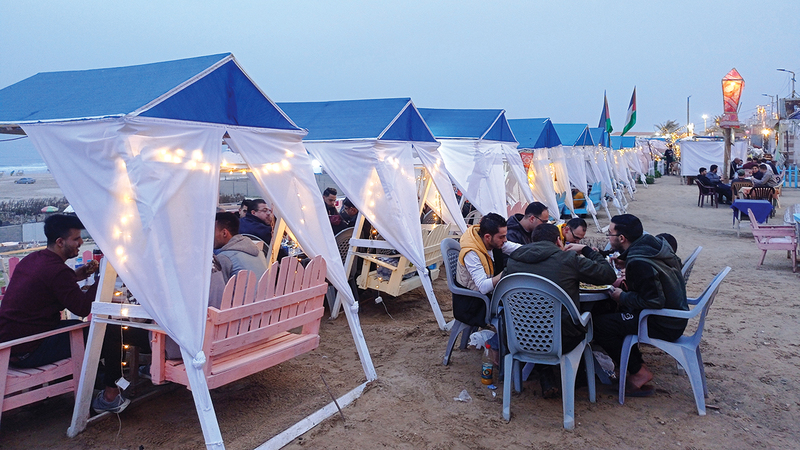 كثير من الغزيين يفضلون تناول إفطارهم قبالة شاطئ البحر.  الإمارات اليوم