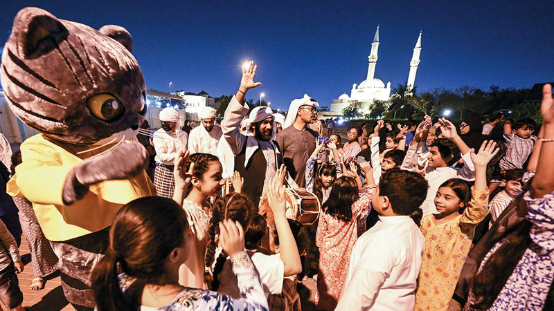 مبادرة «بوطبيلة في الفرجان» تضمنت استعادة طقس المسحراتي بحضور حشود من الأهالي والأطفال. تصوير: باتريك كاستيلو