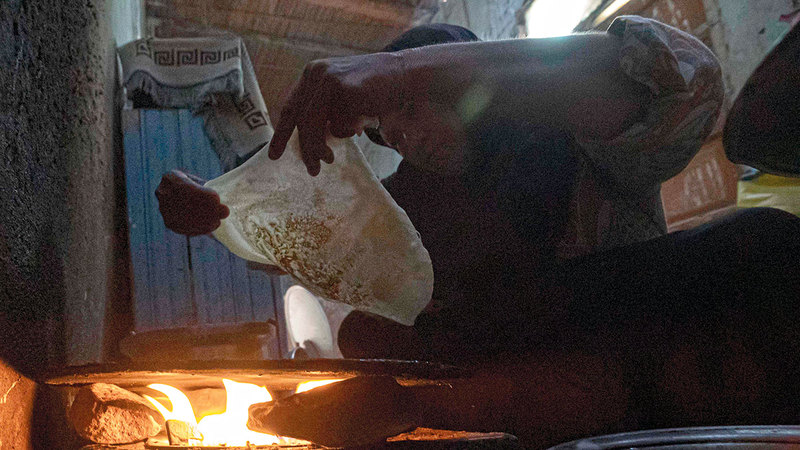 تحضير الخبز في البيوت لم يعد قائماً بسبب ارتفاع الكلفة. أ.ف.ب