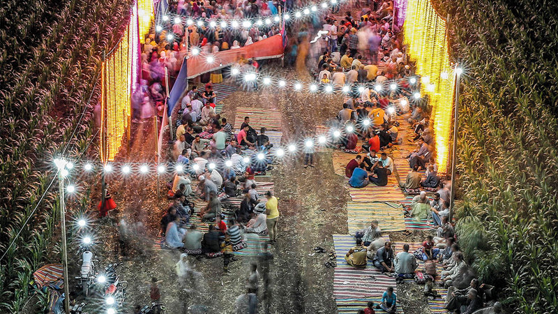 عادات تجهيز الولائم في الأفراح في قرى الصعيد لأيام عدة لم تعد قائمة. أ.ف.ب