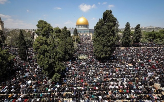 الصورة: ربع مليون فلسطيني أدوا صلاة الجمعة الرابعة من رمضان في المسجد الأقصى