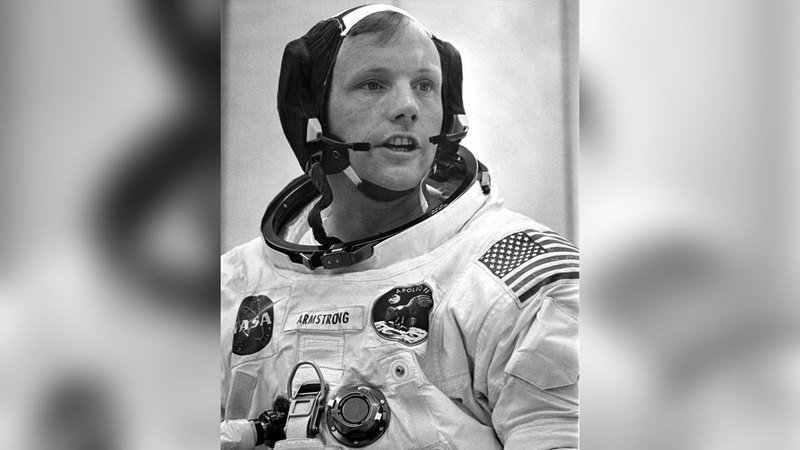 نيل أرمسترونج أول إنسان يخطو على سطح القمر ويترك أثراً لقدمه.  أرشيفية