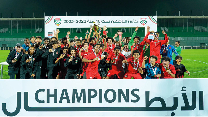 لاعبو شباب الأهلي خلال الاحتفال بلقب الكأس. من المصدر