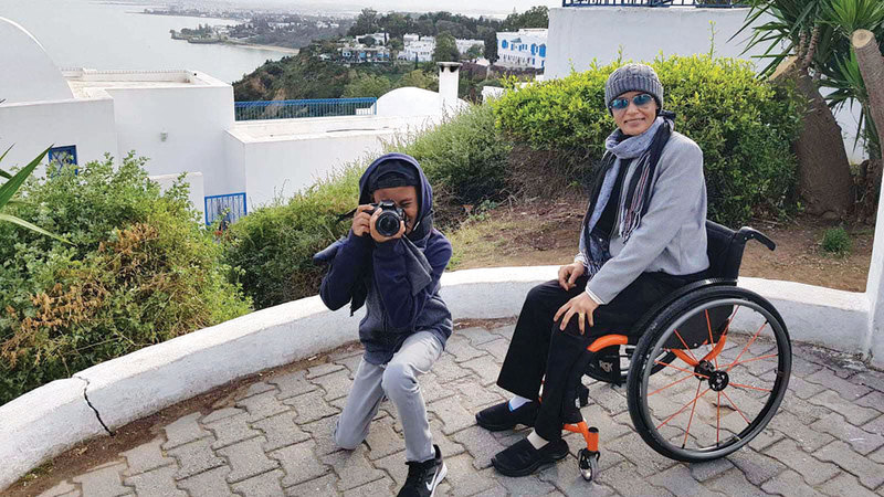 سهام الرشيدي وابنها عبدالله. من المصدر