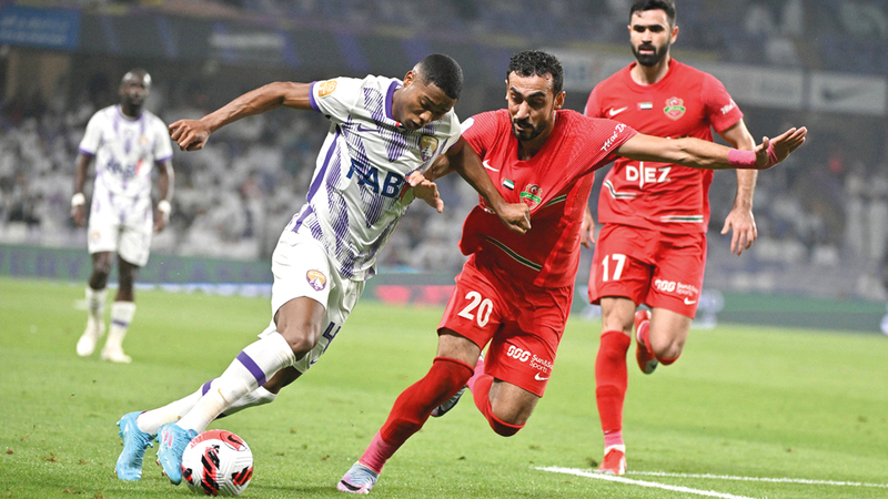 لاعب شباب الأهلي يوسف جابر خلال لقاء سابق مع العين.  من المصدر