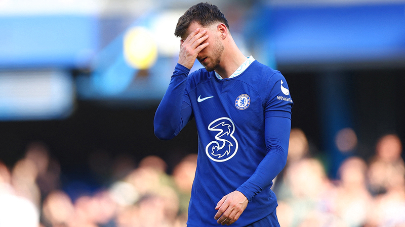 لاعب تشلسي مايسن ماونت محبط من الخسارة الجديدة أمام برايتون أول من أمس.  رويترز