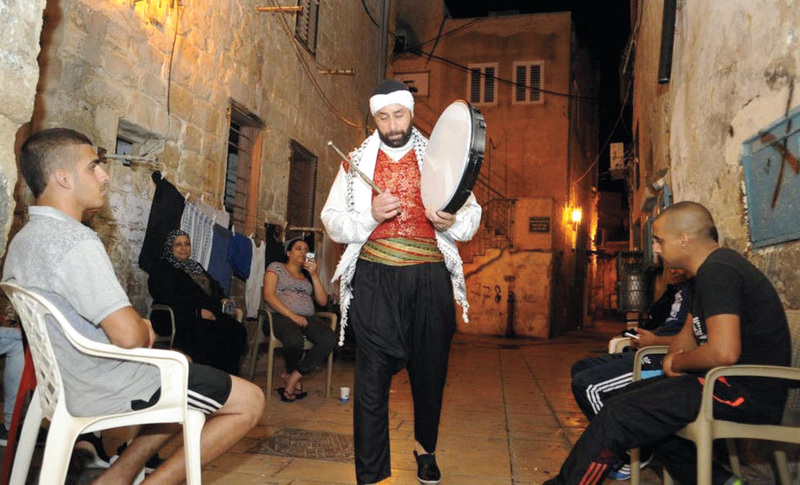 سكان عكا يستقبلون ميشيل على أبوابهم لحظة وصوله.  الإمارات اليوم