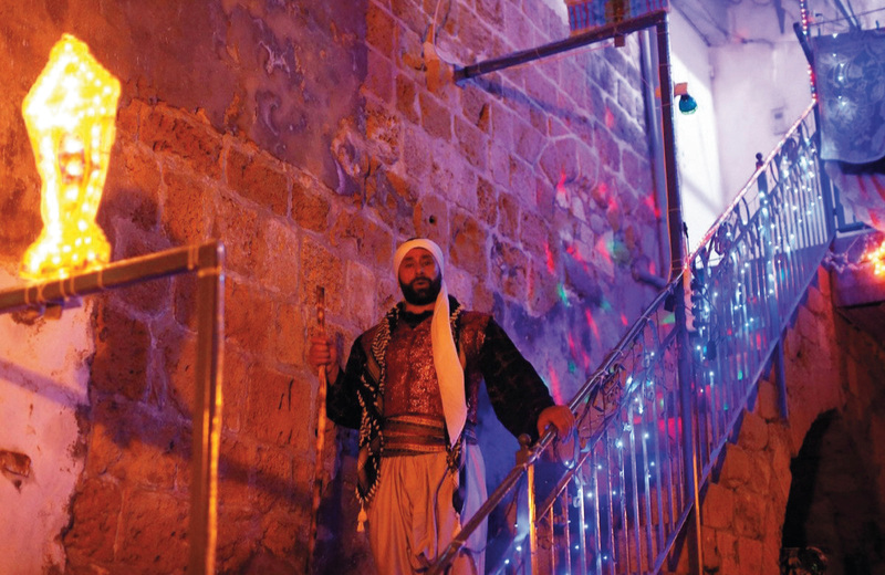 على مدار 20 عاماً يواظب ميشيل على تسحير مسلمي عكا طوال رمضان.  الإمارات اليوم