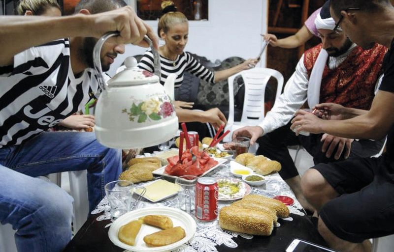 المُسحر ميشيل أيوب استقطب محبة أهل عكا.  الإمارات اليوم