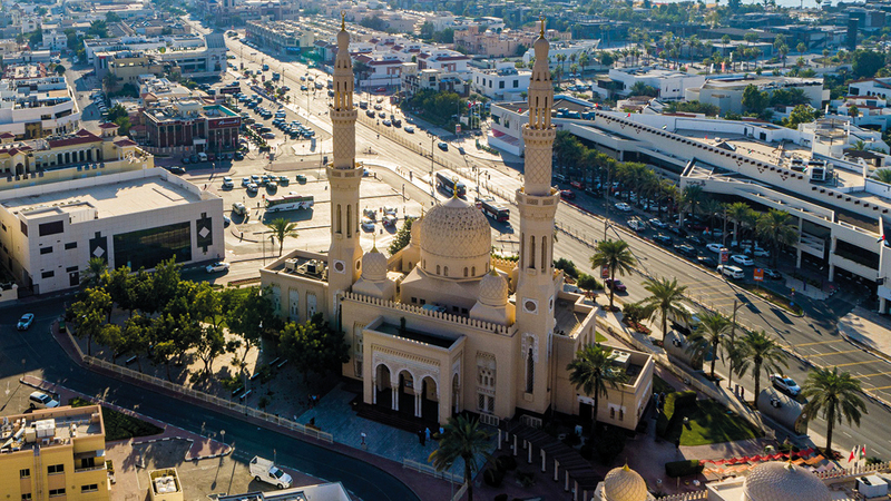 مسجد جميرا الكبير من الوجهات التاريخية والسياحية في دبي.  من المصدر