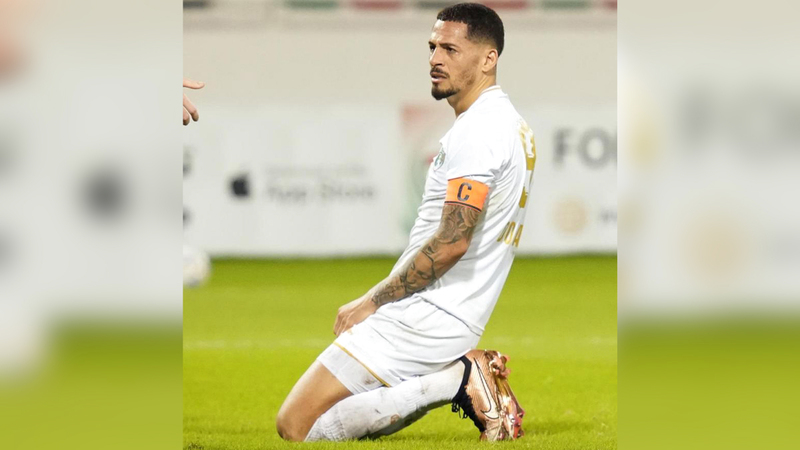 لاعب فريق الإمارات ديغو فارياس يتصدر ترتيب هدافي «الأولى» برصيد 20 هدفاً بالتساوي مع لاعب العروبة فيليب.  من المصدر