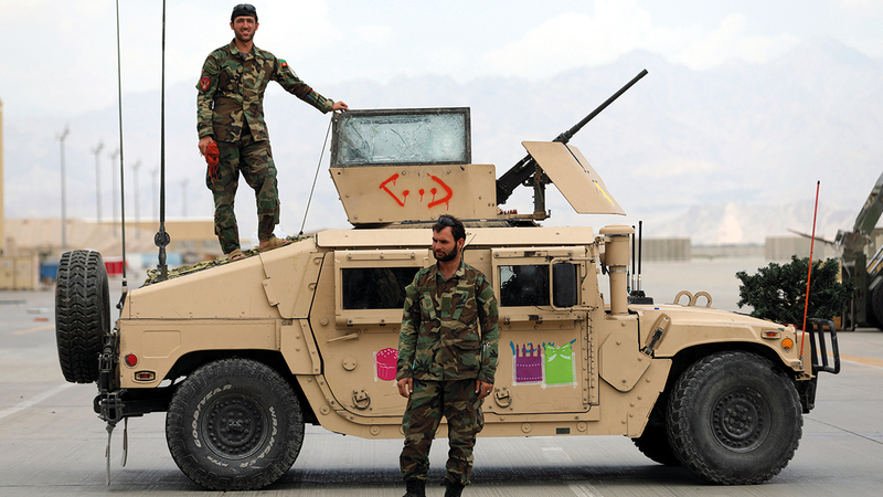 جنود أفغان يقفون في مهمة حراسة بعد أن غادر الجنود الأميركيون قاعدة باغرام في كابول. أ.ب