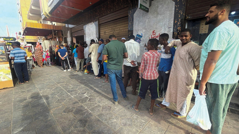 سودانيون يصطفون في طابور للحصول على الخبز مستغلين وقت هدنة ليوم واحد. أ.ف.ب