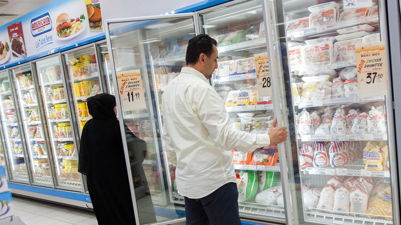 معظم أسعار منتجات الدواجن المجمد تكون متقاربة بين المنافذ لاسيما بالنسبة للدجاج الكامل. تصوير: أحمد عرديتي