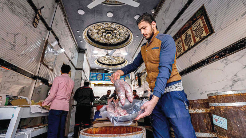 الفسيخ يلقى شعبية كبيرة لدى المصريين.      أ.ف.ب