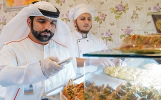 الصورة: %95 نسبة التزام المؤسسات الغذائية بدبي خلال رمضان