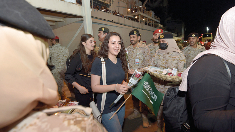 تم استقبال القادمين بالشوكولاتة والورود. أ.ف.ب