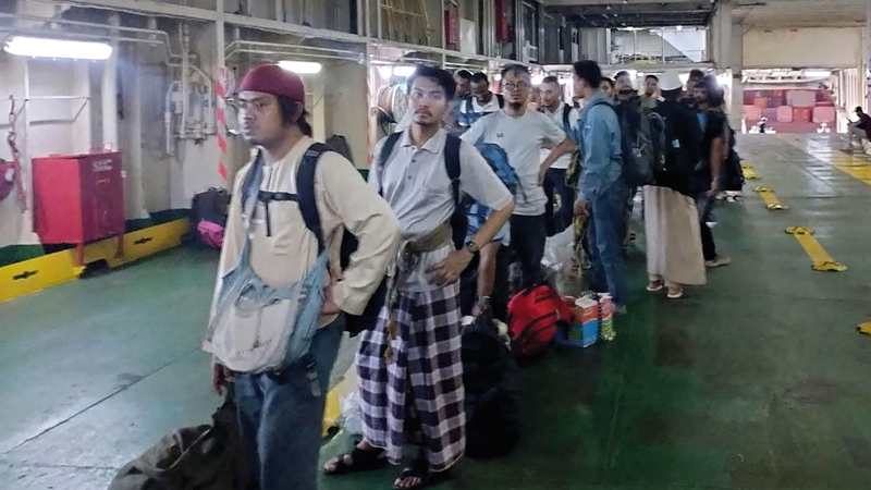 رعايا تايلانديون على متن سفينة سعودية أقلتهم من بورتسودان إلى قاعدة الملك فيصل البحرية في جدة. أ.ف.ب