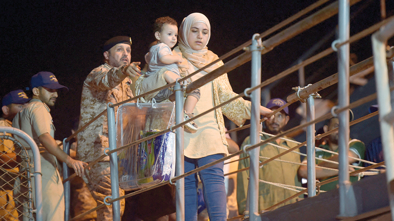 عناصر من القوات المسلحة السعودية تسهّل وصول من تم إجلاؤهم من ميناء بورتسودان إلى جدة. أ.ف.ب