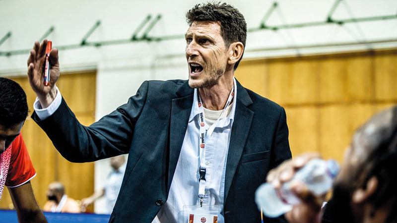 مدرب شباب الأهلي السابق.. والحالي لفريق الكويت.. بيتر شومرز.  من المصدر