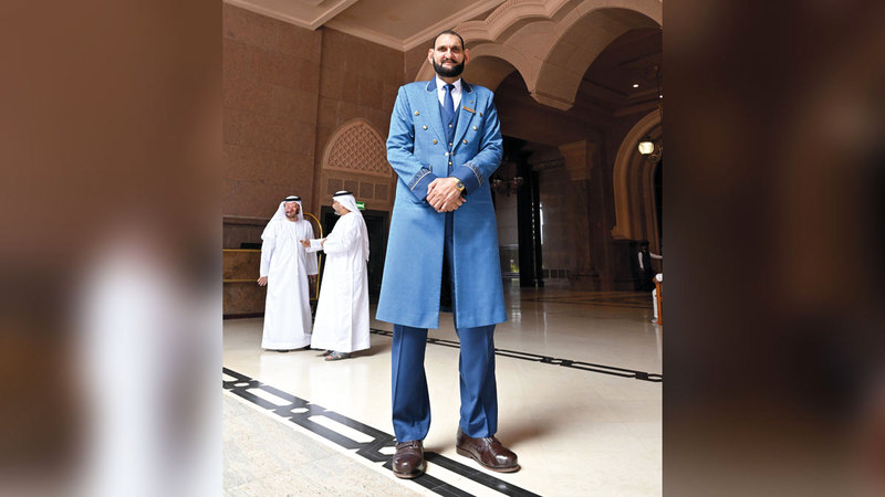 عبدالجبار يعتبر طوله منحة من الله.. ولو سبب له صعوبات في حياته اليومية. تصوير: إريك أرازاس