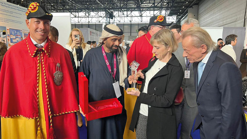 فابيان فيشر خلال زيارتها لجناح الإمارات في «تحدي معرض جنيف الدولي الـ48 السنوي للاختراعات». وام
