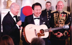 الصورة: رئيس كوريا الجنوبية يغني خلال مأدبة رسمية في البيت الأبيض