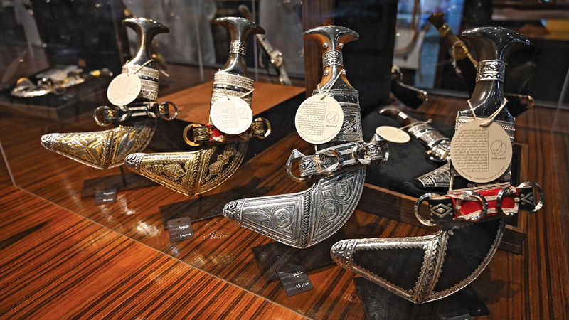 تحل الأقواس والسهام والسكاكين بأنواعها وأحجامها المختلفة ضيوفاً مميزة ودائمة على معرض أبوظبي الدولي للصيد والفروسية.  وام