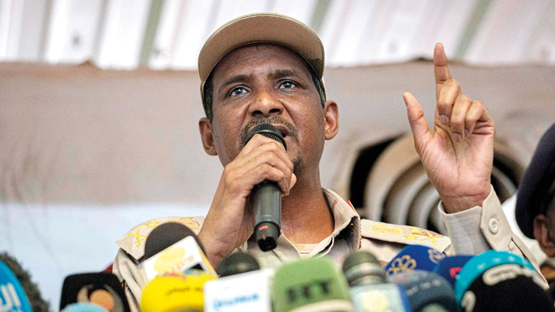 حميدتي استلم السلطة إلى جانب قائد الجيش والآن انخرط الاثنان في صراع رهيب. أ.ف.ب