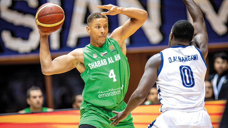 من لقاء سابق بين شباب الأهلي والهلال السعودي في سوبر غرب آسيا.  من المصدر