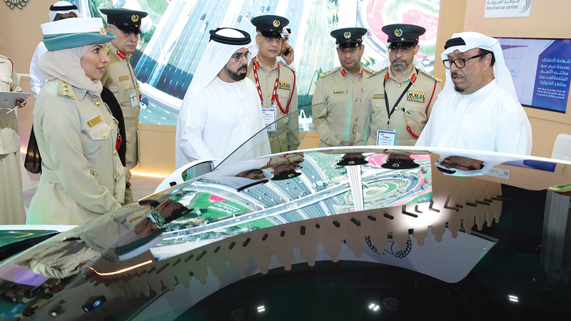 ضاحي خلفان نوه بجهود شرطة دبي لتعزيز وعي السياح.  من المصدر