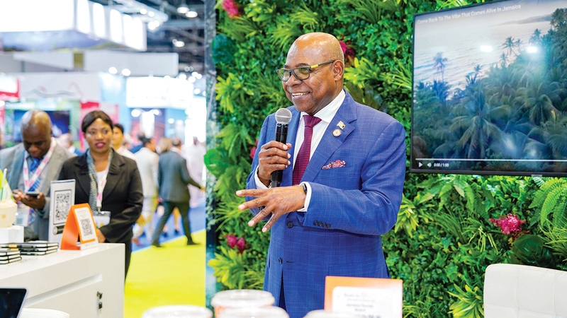 بارتليت كشف على هامش المعرض عن مشاركة بلاده في «COP28».  وام