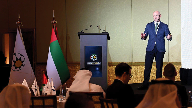 الرئيس التنفيذي للشؤون التجارية لنادي نوتنغهام فورست، والرئيس والمدير التنفيذي لنادي دانفيرملين: ديفيد كوك.