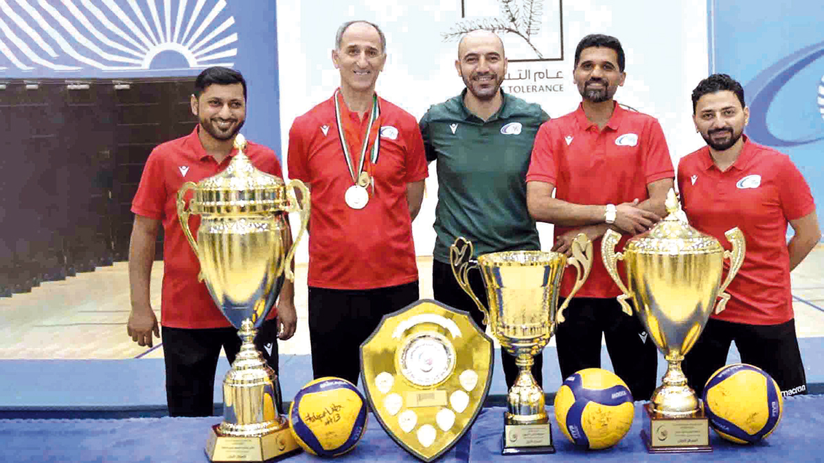 مراد سنون (الثاني من اليسار) يستعرض البطولات التي حققها مع بني ياس. من المصدر