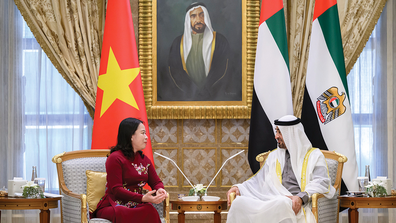 محمد بن زايد خلال استقباله نائبة الرئيس الفيتنامي في قصر الوطن بأبوظبي.  من المصدر