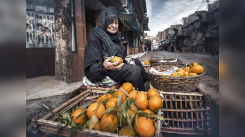بائعة اليوسفي في طنطا بعدسة سمر كمال الدين. 	من المصدر