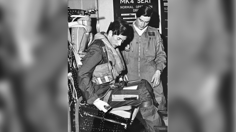 الملك تشارلز في صورة أرشيفية خلال دروس الطيران الأولى. أرشيفية